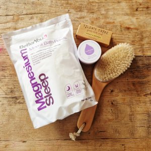 Low-Tox Living reset detox Box. Natural soap, magnesium sleep flakes, dry body brush and coconut oil.